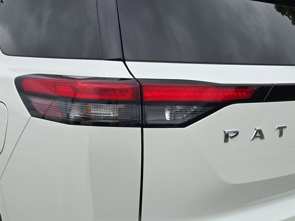 2023 Nissan Pathfinder SL photo 8