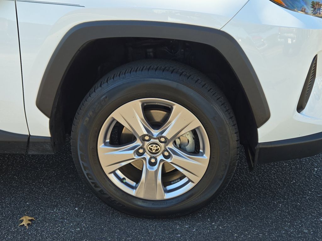 2023 Toyota RAV4 XLE photo 4