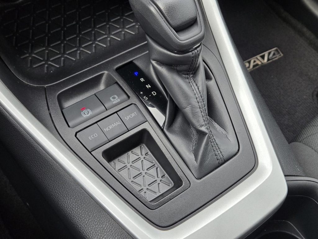 2024 Toyota RAV4 XLE, 275706, Photo