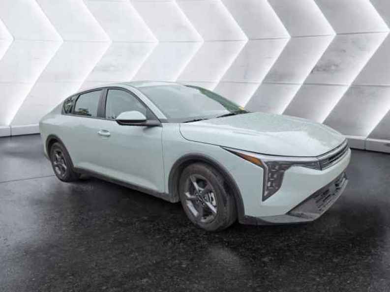 2025 Kia K4 LXS AT's photo
