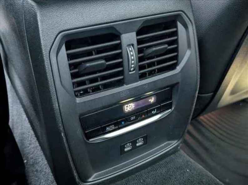 2024 BMW 3 Series 330i - Photo 18