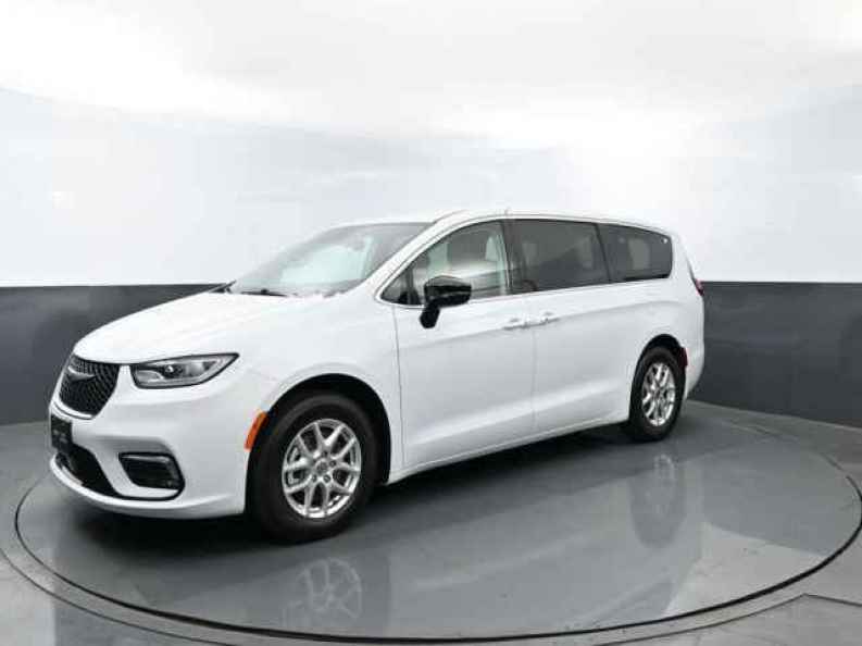 2024 Chrysler Pacifica Touring L's photo