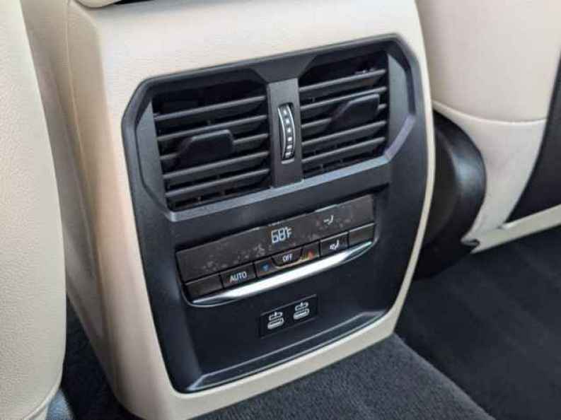 2025 BMW 3 Series 330i - Photo 18