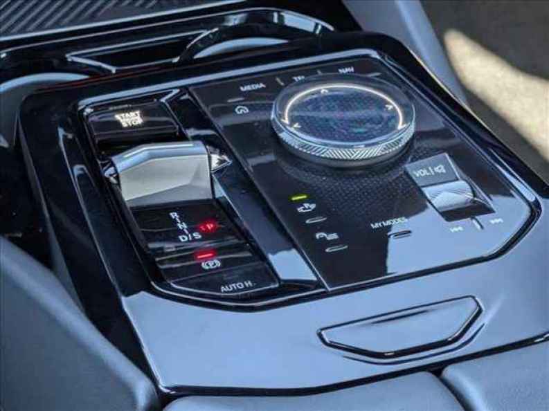2025 BMW 5 Series 530i - Photo 12