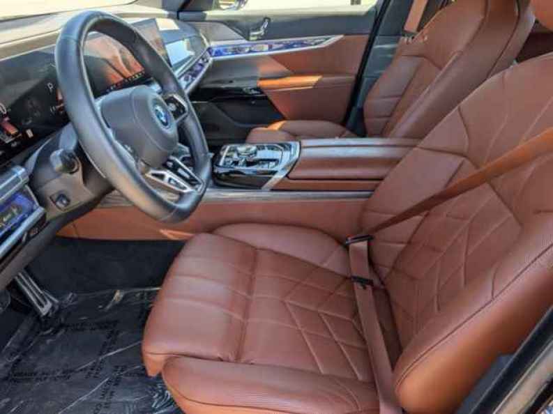 2025 BMW i7 50 - Photo 17