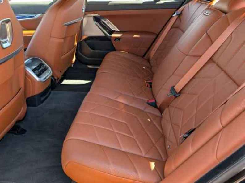 2025 BMW i7 50 - Photo 21