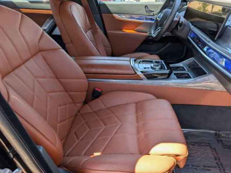 2025 BMW i7 50 - Photo 23