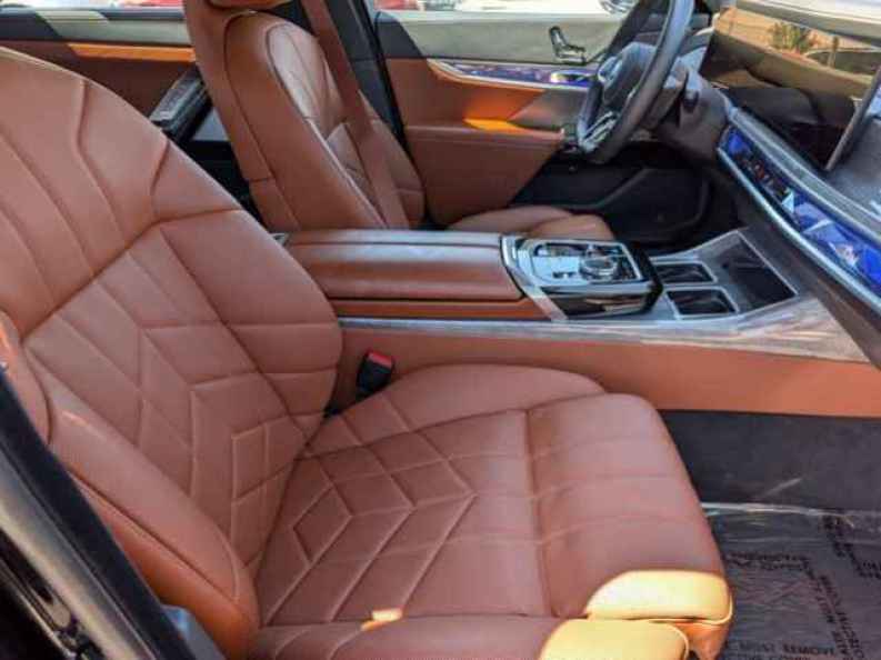 2025 BMW i7 50 - Photo 24