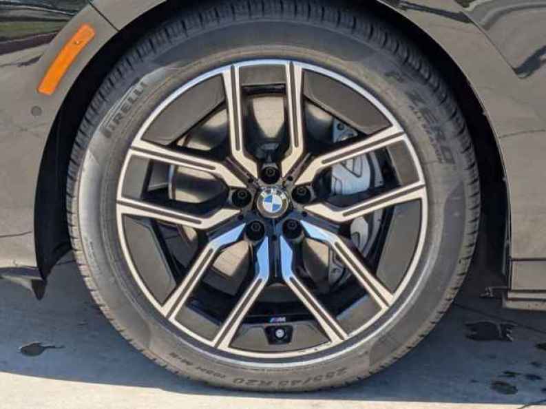2025 BMW i7 50 - Photo 27