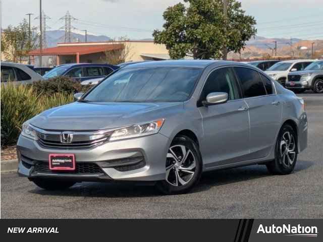 2016 Toyota Camry 4-door Sedan I4 Auto XLE, GU611002, Photo 1