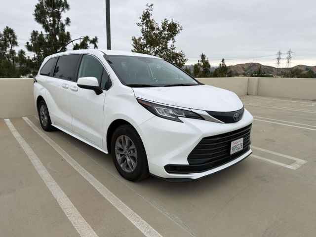 2020 Toyota Sienna XLE FWD 8-Passenger, LS060295P, Photo 1