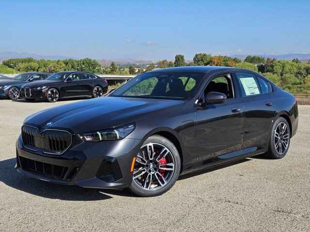 2026 BMW 5 Series 550e xDrive Sedan, TCW34322, Photo 1